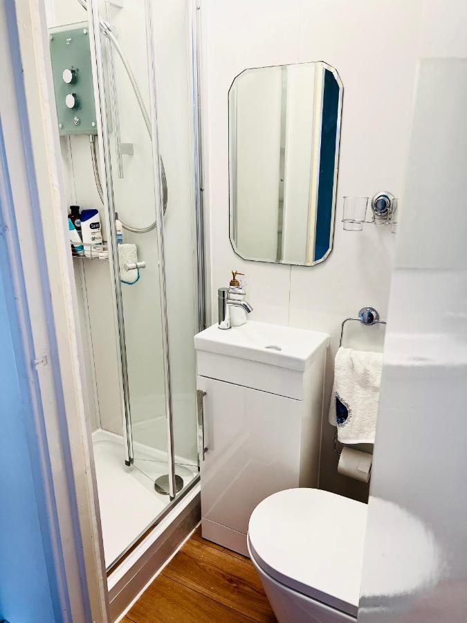 Modern Cosy Room With Private Bathroom Harrow Eksteriør billede